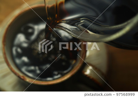 從醒酒器倒出的咖啡 從醒酒器倒出的咖啡 97568999