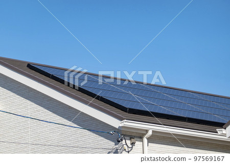 屋頂上的太陽能電池板 97569167