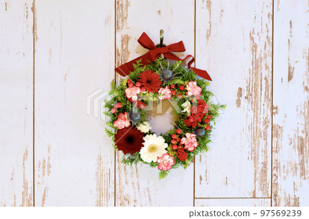 Handmade Christmas wreath Christmas wreath using fresh flowers 花環設計師的插花 97569239