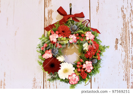 Handmade Christmas wreath Christmas wreath using fresh flowers 花環設計師的插花 Handmade Christmas wreath Christmas wreath using fresh flowers 花環設計師的插花 97569251