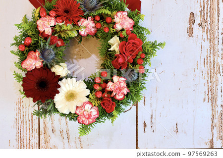 Handmade Christmas wreath Christmas wreath using fresh flowers 花環設計師的插花 Handmade Christmas wreath Christmas wreath using fresh flowers 花環設計師的插花 97569263