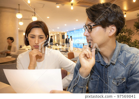 在出租辦公室工作的商務人士 97569841