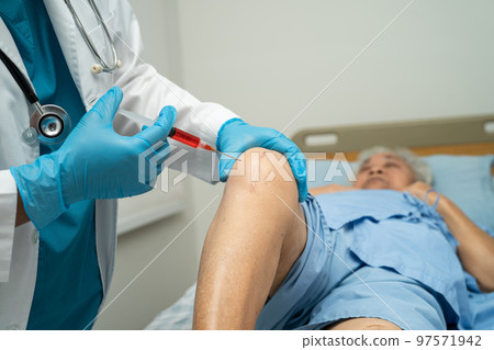 Asian doctor inject Hyaluronic acid platelet rich plasma into the knee of senior woman to walk without pain. Asian doctor inject Hyaluronic acid platelet rich plasma into the knee of senior woman to walk without pain. 97571942