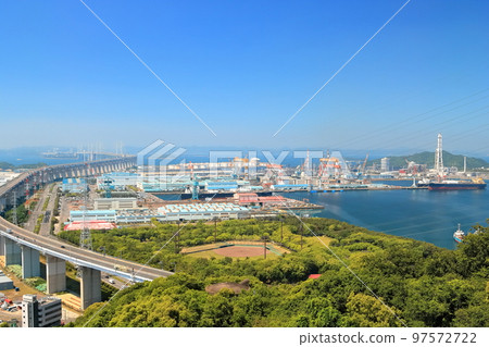 [香川縣]從松辻山展望台看到的瀨戶大橋和盤王工業區 97572722