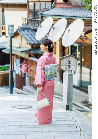 穿著和服走在京都產寧坂的女人 97573000