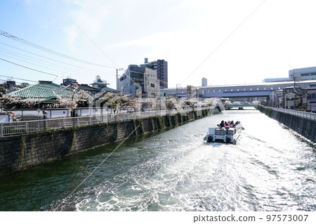 A ship sailing on the Meguro River A ship sailing on the Meguro River 97573007