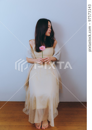 拿著花的年輕女子的照片 拿著花的年輕女子的照片 97573143
