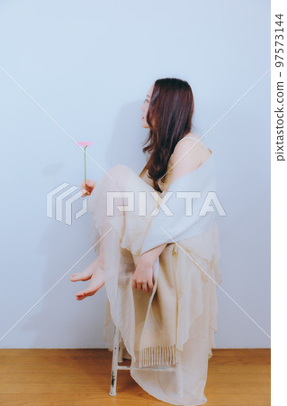 拿著花的年輕女子的照片 97573144