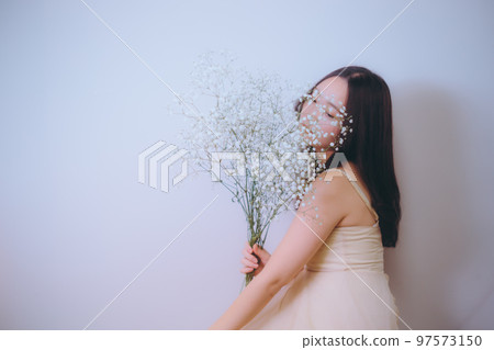拿著花的年輕女子的照片 拿著花的年輕女子的照片 97573150