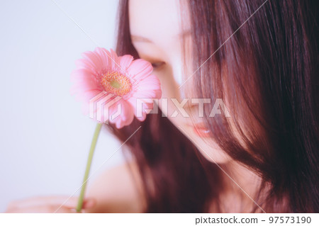 拿著花的年輕女子的照片 拿著花的年輕女子的照片 97573190