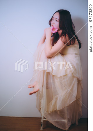 拿著花的年輕女子的照片 97573200