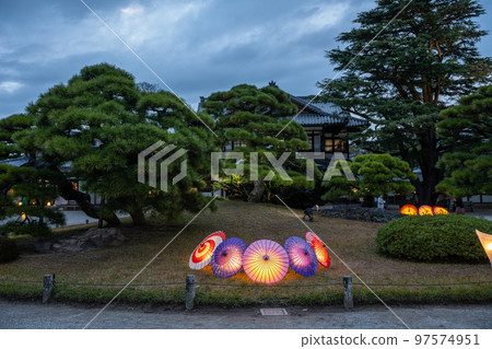 [Takamatsu City] Ritsurin Park Autumn Illumination Japanese Umbrella [Autumn Leaves] 97574951