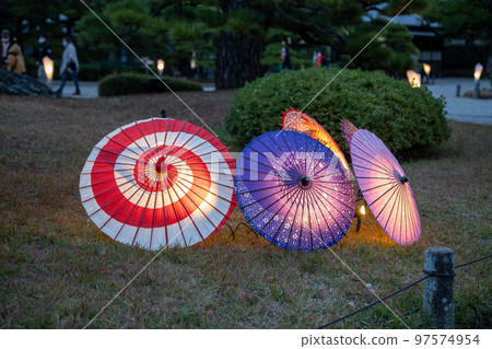 [Takamatsu City] Ritsurin Park Autumn Illumination Japanese Umbrella [Autumn Leaves] 97574954