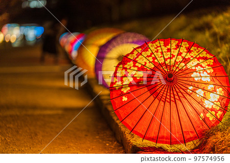 [高松市]栗林公園秋季燈飾日本傘[紅葉] 97574956