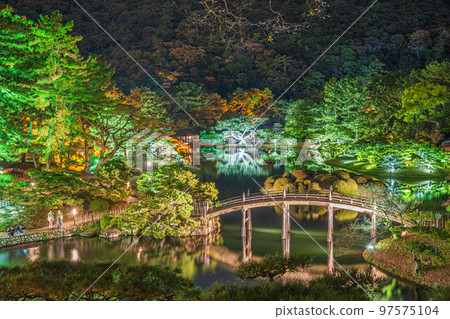 [高松市]從平井保出發的栗林公園秋季點燈秀[紅葉] 97575104