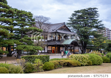 [Special Place of Scenic Beauty] Ritsurin Park Autumn Illumination Commerce and Industry Promotion Hall [Takamatsu City] 97575173