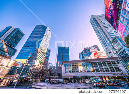 日本東京城市景觀 6座澀谷大樓並排（櫻丘再開發大樓外牆待完成）。俯瞰澀谷站和 6 座澀谷建築 97576307