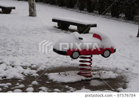 雪在空蕩蕩的公園靜靜地飄落 雪在空蕩蕩的公園靜靜地飄落 97576784