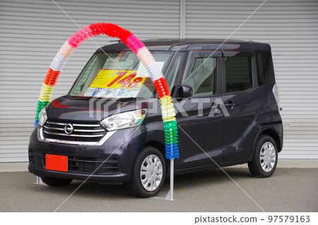 二手車圖片 在經銷商處排隊的微型車 推薦的汽車 二手車圖片 在經銷商處排隊的微型車 推薦的汽車 97579163