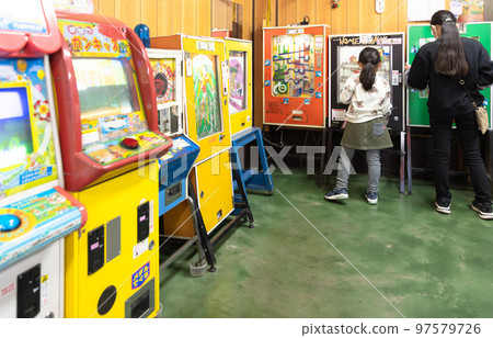 在糖果店玩耍的小學生 97579726