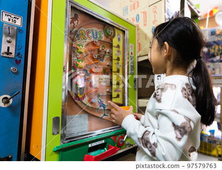 在糖果店玩耍的小學生 97579763