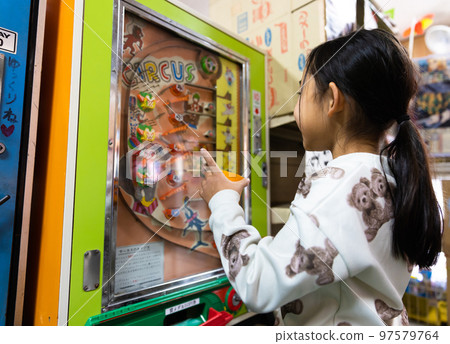 在糖果店玩耍的小學生 97579764