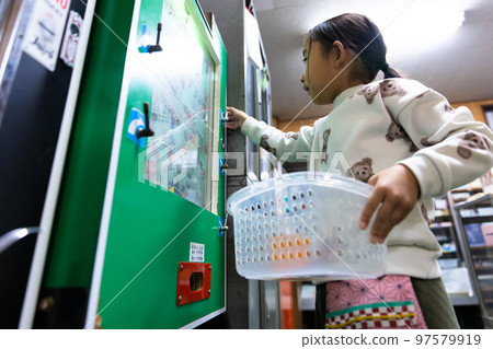 在糖果店玩耍的小學生 97579919