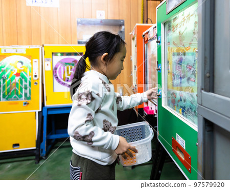 在糖果店玩耍的小學生 97579920