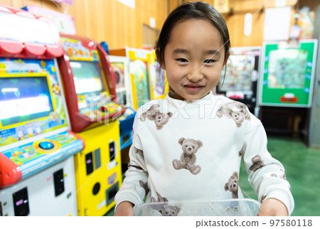 在糖果店玩耍的小學生 97580118