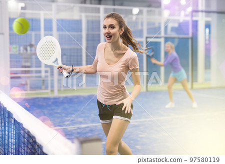 Portrait of a young woman playing padel 97580119