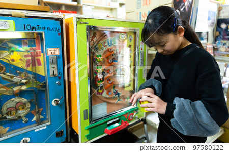 孩子們在糖果店玩遊戲 97580122