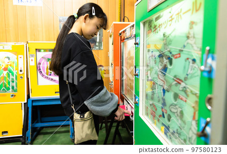 孩子們在糖果店玩遊戲 97580123