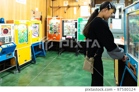 孩子們在糖果店玩遊戲 97580124