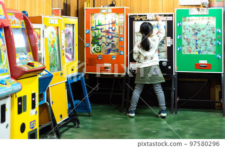 孩子們在糖果店玩遊戲 97580296