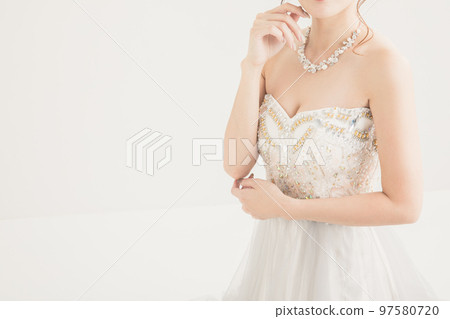 一個穿著白色禮服的女人 97580720