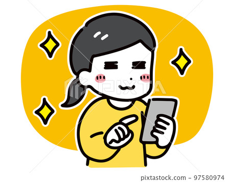 一位微笑的年輕女士(上半身)高興地看著她的智慧型手機 一位微笑的年輕女士(上半身)高興地看著她的智慧型手機 97580974