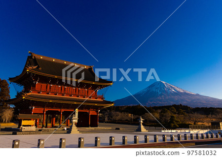 Taisekiji Temple and Mount Fuji 97581032