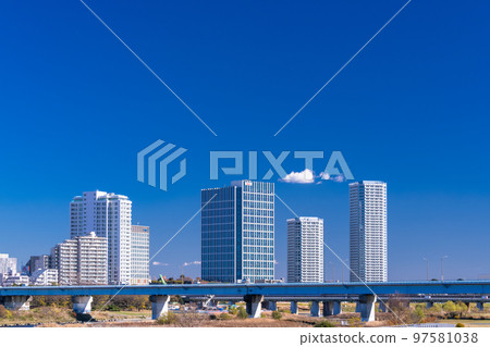 “東京”二子玉川都市風景、住宅區和河床 “東京”二子玉川都市風景、住宅區和河床 97581038