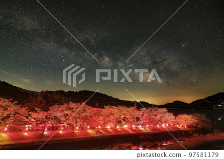 被照亮的櫻花和銀河的合成照片 97581179