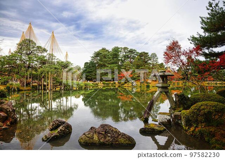 秋天的金澤兼六園 97582230