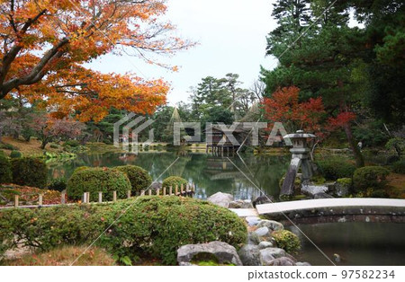 Kanazawa Kenrokuen in autumn 97582234