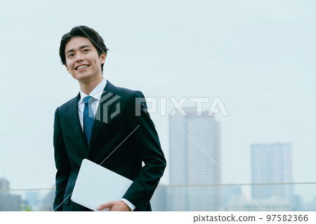 工作在城市的年輕商人 97582366