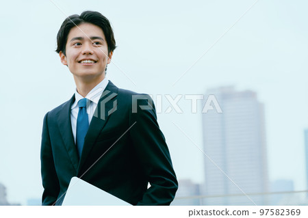 工作在城市的年輕商人 97582369