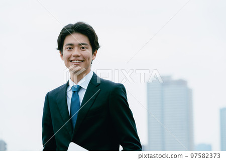 工作在城市的年輕商人 97582373