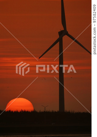 台灣台中高美濕地的夕陽與風力發電機 台灣台中高美濕地的夕陽與風力發電機 97582409