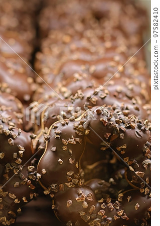 巧克力甜甜圈上有杏仁顆粒 巧克力甜甜圈上有杏仁顆粒 97582410