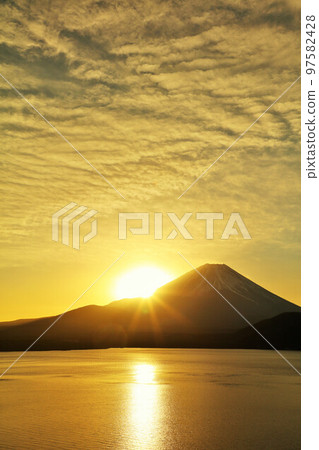 Mt. Fuji and the first sunrise 97582428