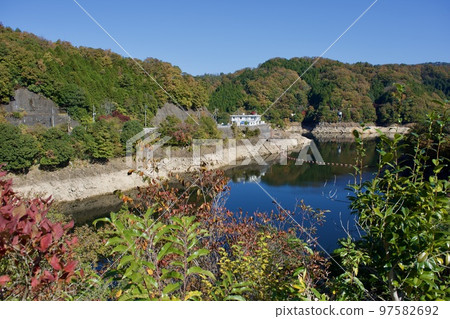 Autumn at Nunobe Dam, Shimane Prefecture 97582692