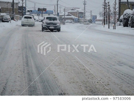 雪路上的一般路，看不到中線的路 97583006