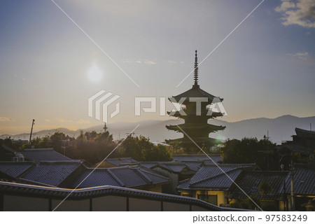 京都：維新之路上的八坂塔和太陽 97583249